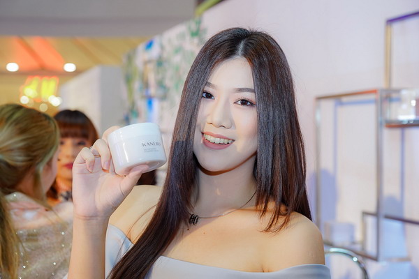 Kanebo Refreshing Powder Wash 11