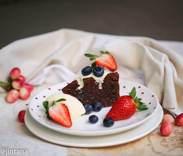 Le Creuset and Flourless Chocolate Cake with Prune and Whisky 2